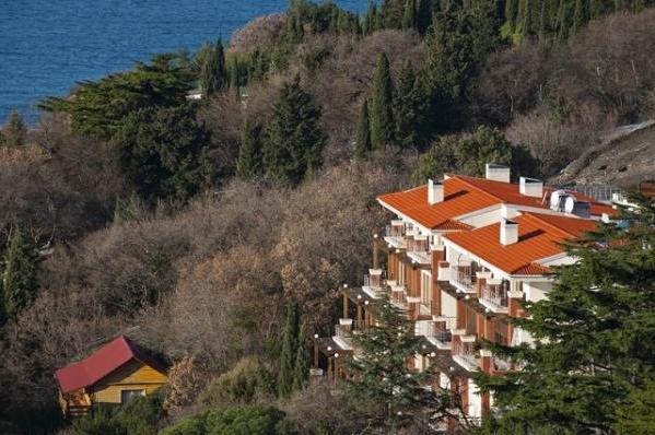 А Заворотнюк живет, с конюшней и причалом У Алсу в Крыму поместье..