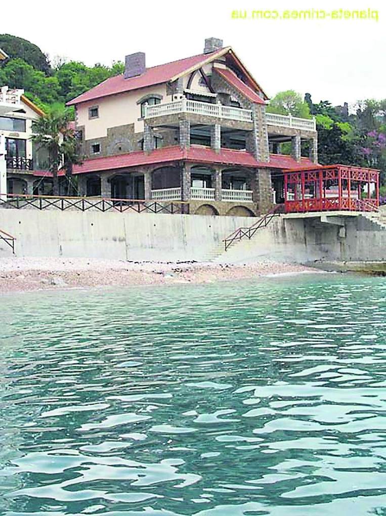В поселке уютном тихом уголке Южного берега Крыма Дом находится..