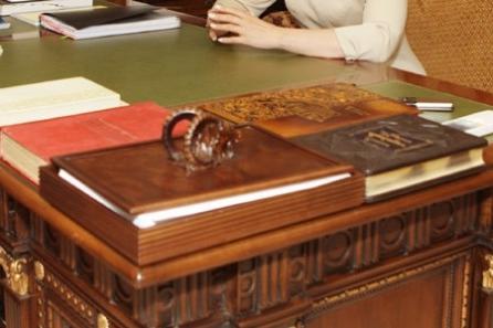 На книжных на потолке и, на стенах Житомир.info Что у Тимошенко..