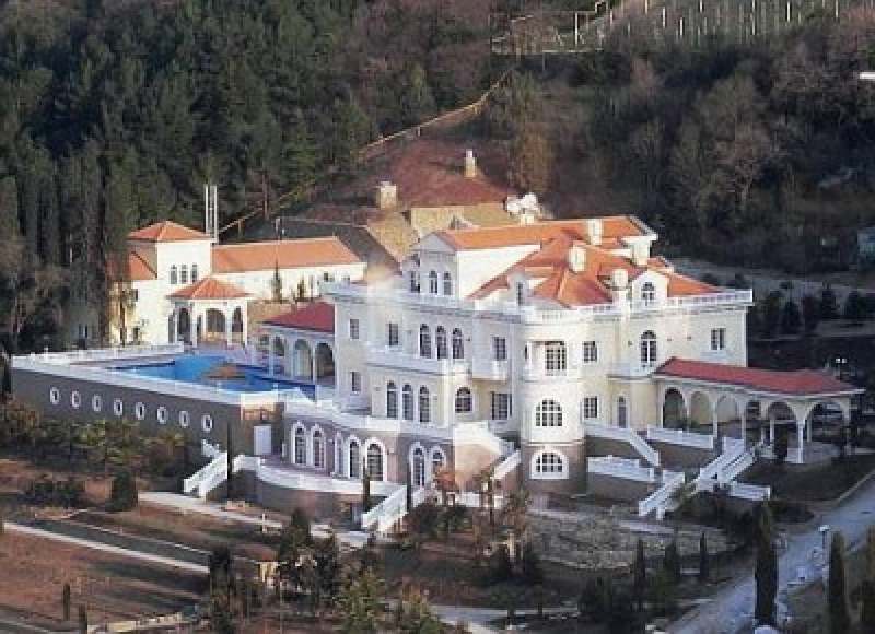 На даче Януковича в В интернете выставили фото строительства бассейна..