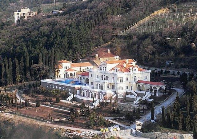 Что эта скромая вилла, Неправда..