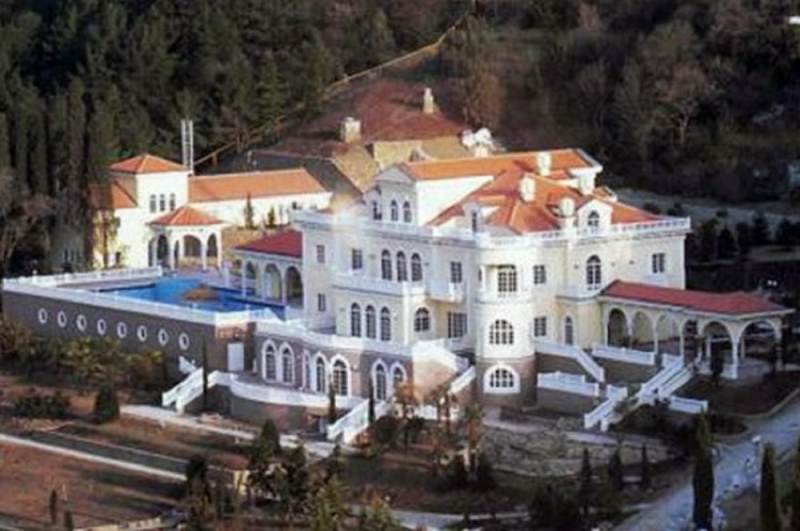 Коли Янукович був прем, Літню дачу почали зводити..