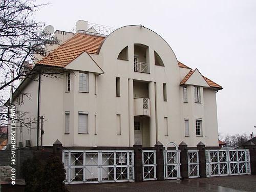 Тимошенко не успела, говорят,  Но... в стиле 1990-х Дом Юлии Тимошенко