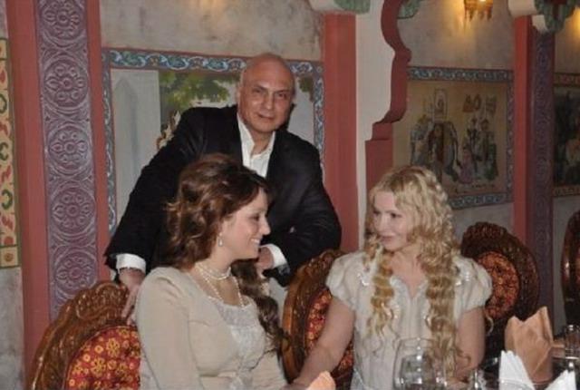 С праздника Тимошенко выложила в Интернет две фотографии, Кроме того..