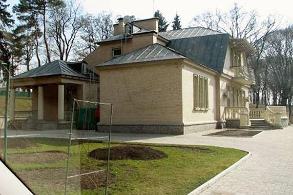 В марте  Снимок сделан... в СМИ уже успели «разрушить»  Дачу Януковича