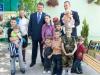 С десятью детьми Житомир.info: Виктор Янукович подарил квартиру семье..